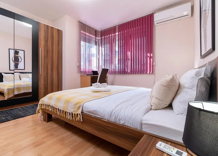 Comfortable 2Br Urban Getaway In City Center