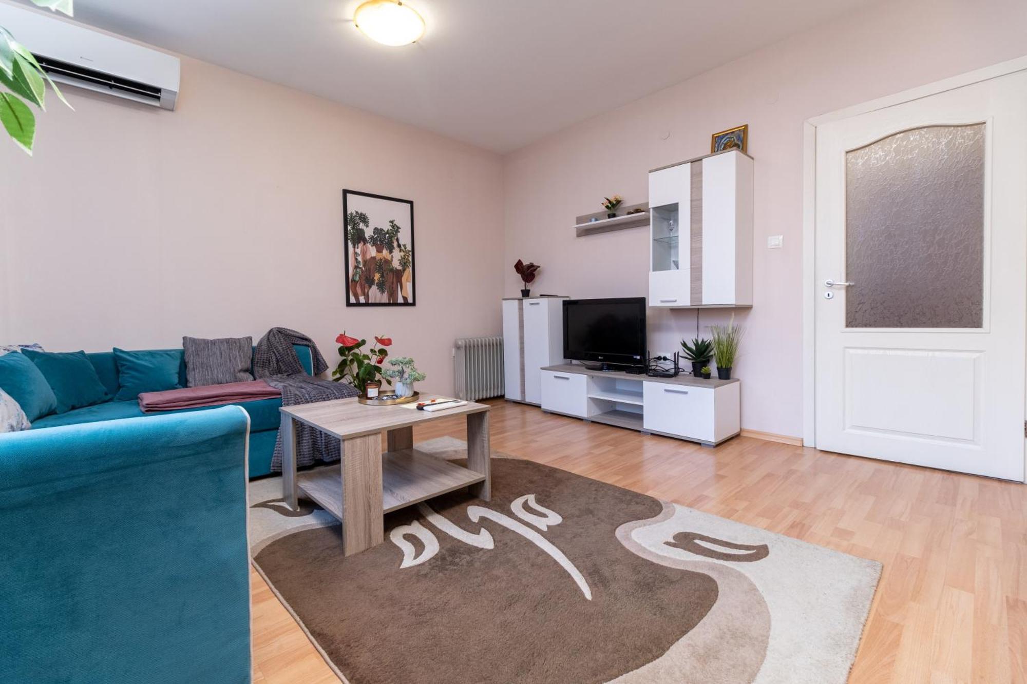 Comfortable 2br Urban Getaway In Center Apartament