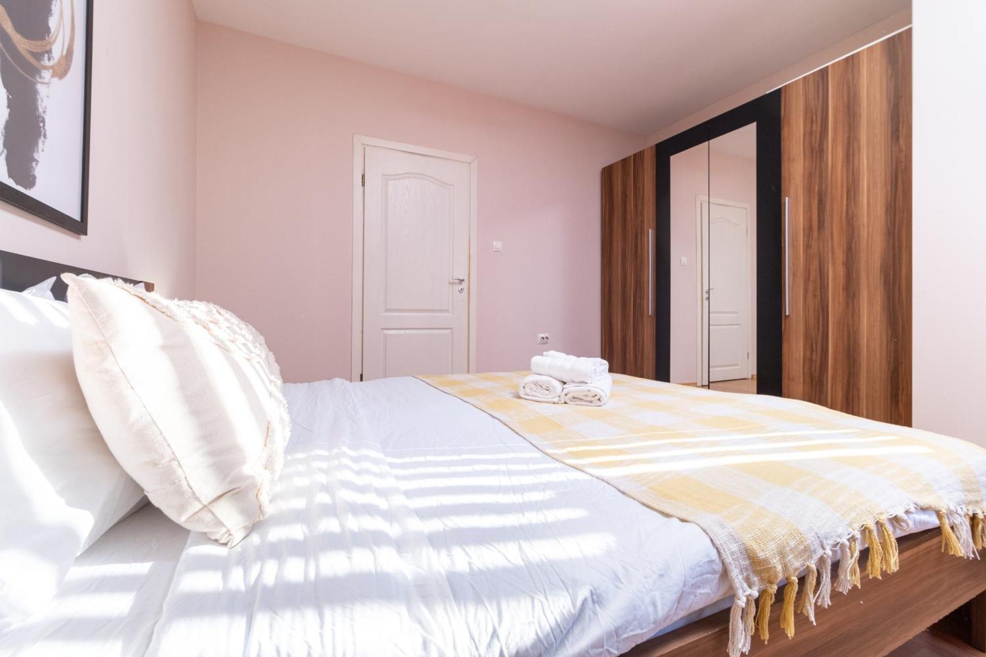 Comfortable 2br Urban Getaway In Center Apartament